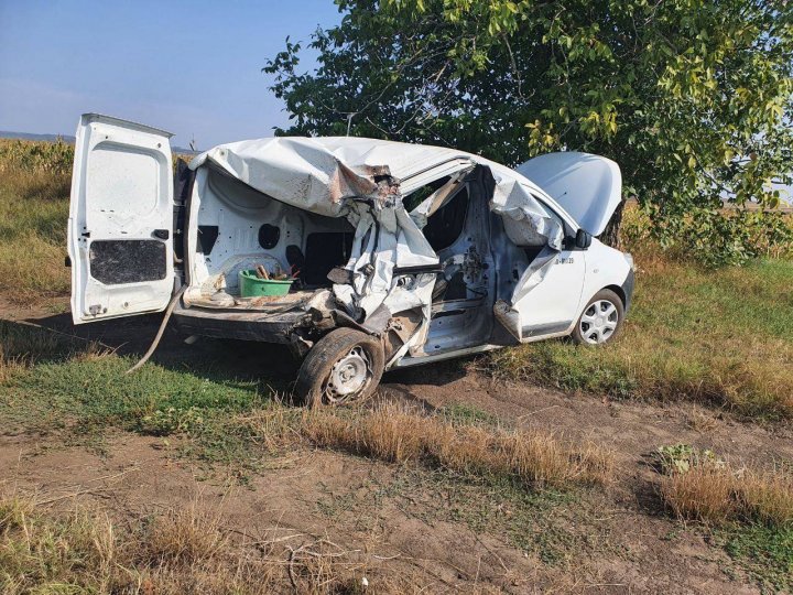 Accident de groază la Telenești. Un muncitor de la reabilitarea drumurilor, ucis de un camion, iar alți doi loviți în plin de o Dacia