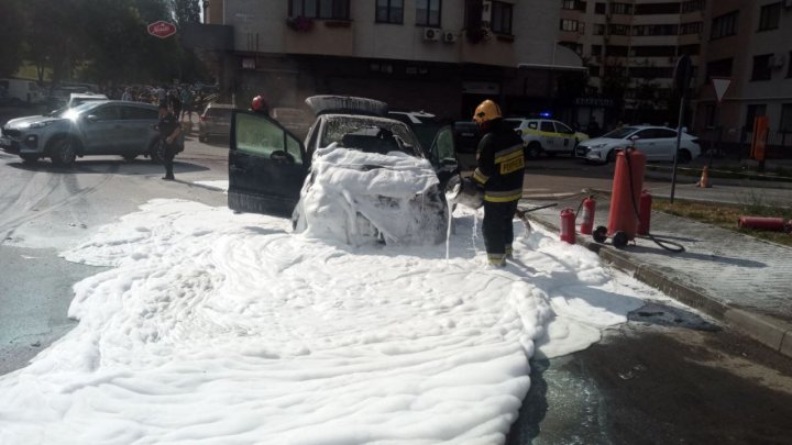 O mașină, cuprinsă de flăcări pe strada Tudor Strișcă din Capitală (FOTO) 