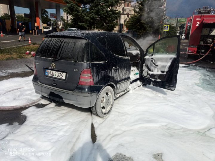 O mașină, cuprinsă de flăcări pe strada Tudor Strișcă din Capitală (FOTO) 