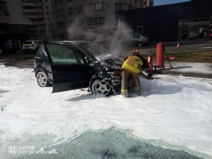 O mașină, cuprinsă de flăcări pe strada Tudor Strișcă din Capitală (FOTO) 