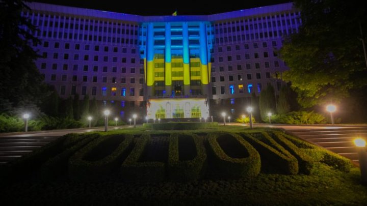 Clădirea Parlamentului a fost iluminată în culorile steagului Ucrainei, în semn de solidaritate cu țara vecină