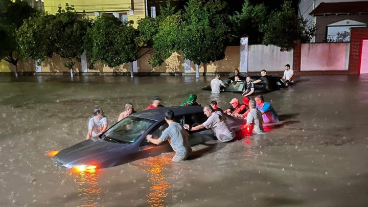 TABLOU SUMBRU în Capitală, după ploia abundentă. Mai multe străzi au fost inundate, iar maşinile au plutit prin şuvoaie de apă (VIDEO)