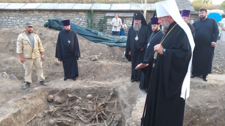 ÎPS Mitropolit Vladimir a oficiat o slujbă de pomenire în stânga Nistrului, unde au fost descoperite oseminte ale victimelor represiunilor sovietice 