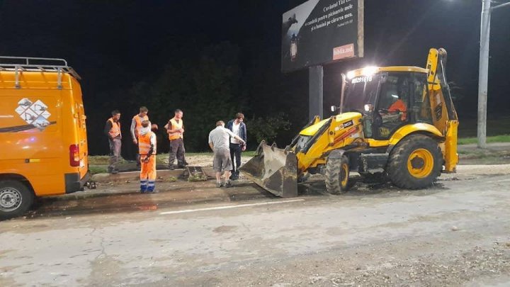 Un panou publicitar și mai mulți copaci, doborâți de furtună. Serviciile municipale au activat pe timp de noapte (VIDEO)