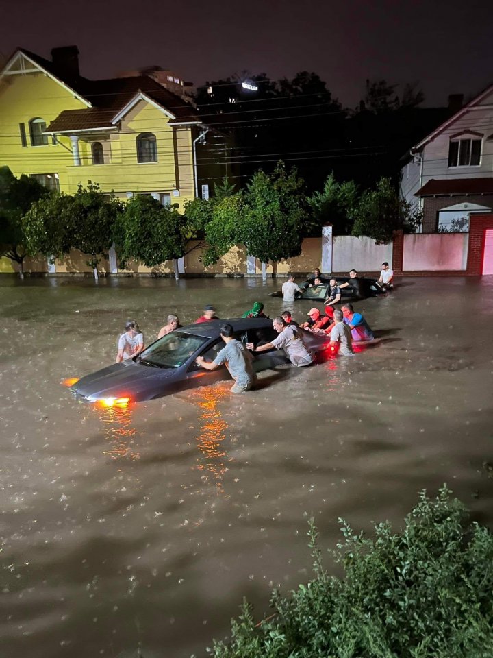 TABLOU SUMBRU în Capitală, după ploia abundentă. Mai multe străzi au fost inundate, iar maşinile au plutit prin şuvoaie de apă (VIDEO)