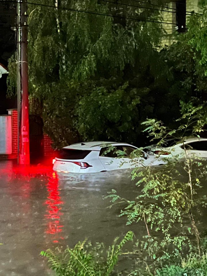 TABLOU SUMBRU în Capitală, după ploia abundentă. Mai multe străzi au fost inundate, iar maşinile au plutit prin şuvoaie de apă (VIDEO)