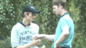 Reținuți pentru trafic de droguri. Doi bărbați din Chișinău dețineau heroină de sute de mii de lei (VIDEO)