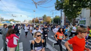 Peste 10 mii de persoane participă astăzi la cea mai spectaculoasă competiţie sportivă de alergare din ţară 