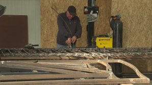 Un antreprenor din oraşul Cahul transformă fierul în adevărate opere de artă