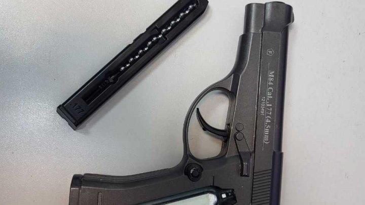 Deconspirată pe Aeroportul din Chișinău. O tânără a ascuns un pistol în bagaj și a pornit spre Antalya