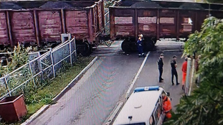  Accident la ieșirea din țară.  O mașină a fost lovită de un tren (FOTO)