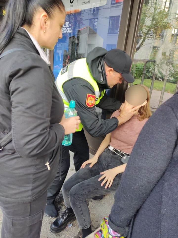 I s-a făcut rău în timp ce aștepta transportul public. O adolescentă, ajutată de carabinierii din Capitală