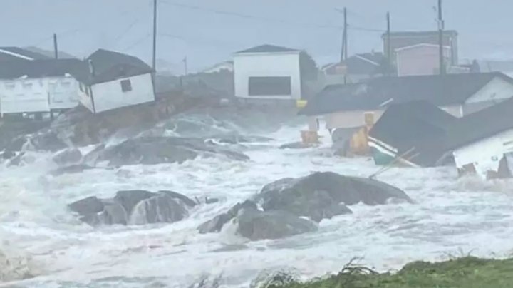 Furtuna Fiona a făcut PRĂPĂD în Canada. Mai multe case au fost aruncat în mare: Sunt străzi întregi care au dispărut (VIDEO)