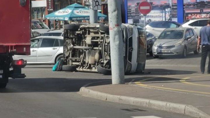 Accident grav în Capitală. O mașină, răsturnată pe carosabil (FOTO)