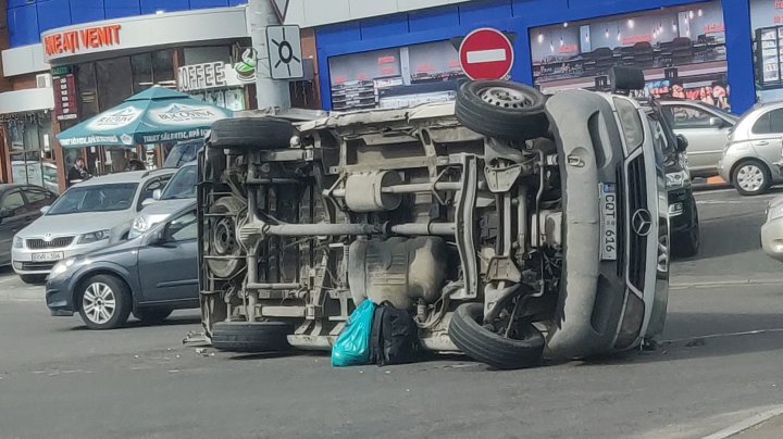 Accident grav în Capitală. O mașină, răsturnată pe carosabil (FOTO)