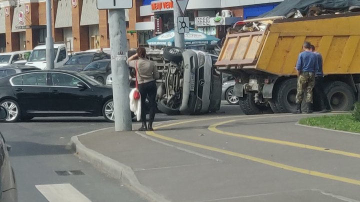 Accident grav în Capitală. O mașină, răsturnată pe carosabil (FOTO)