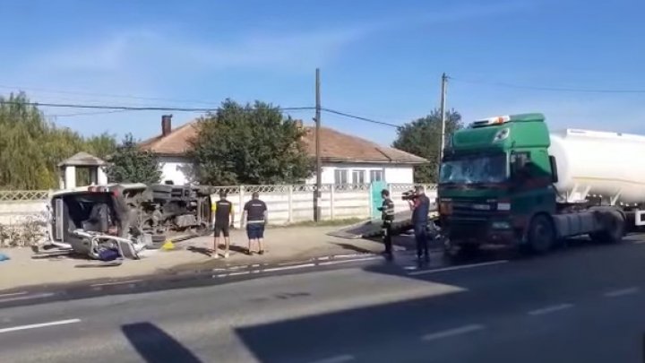 Accident grav peste Prut. Un TIR condus de un moldovean s-a lovit violent cu un microbuz. Sunt VICTIME, printre care și copii (VIDEO)