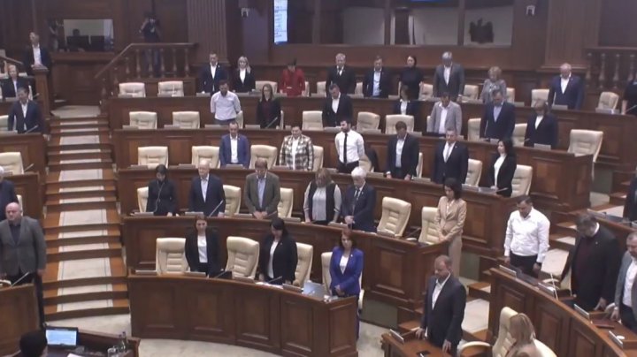 Minut de reculegere în Parlament pentru victimele nevinovate ale războiului descoperite la Izium