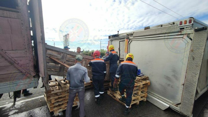 Accident pe un pod din Bender. Un camion încărcat cu animale vii s-a răsturnat (FOTO / VIDEO)