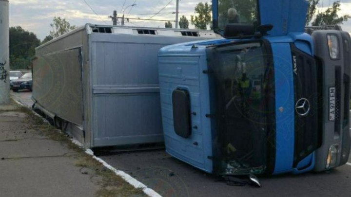 Accident pe un pod din Bender. Un camion încărcat cu animale vii s-a răsturnat (FOTO / VIDEO)