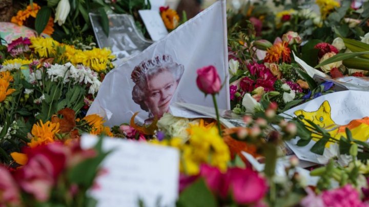 Criză de flori în Marea Britanie: Turcia trimite 13 tone de flori pentru funeraliile suveranei britanice