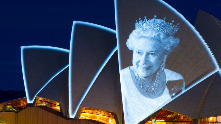 Gest de respect. Portretul reginei, proiectat pe Opera din Sydney