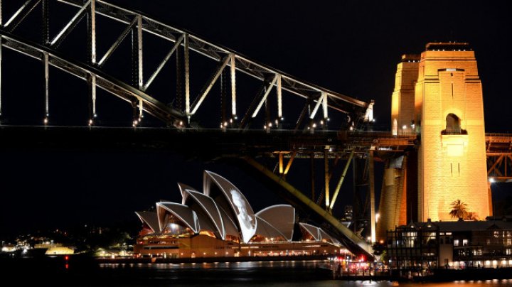 Gest de respect. Portretul reginei, proiectat pe Opera din Sydney