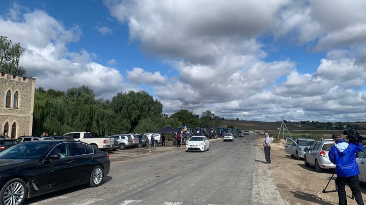 Fermierii din mai multe raioane ies la proteste. Unități de tehnică agricolă, surprinse pe străzile țării (FOTO)