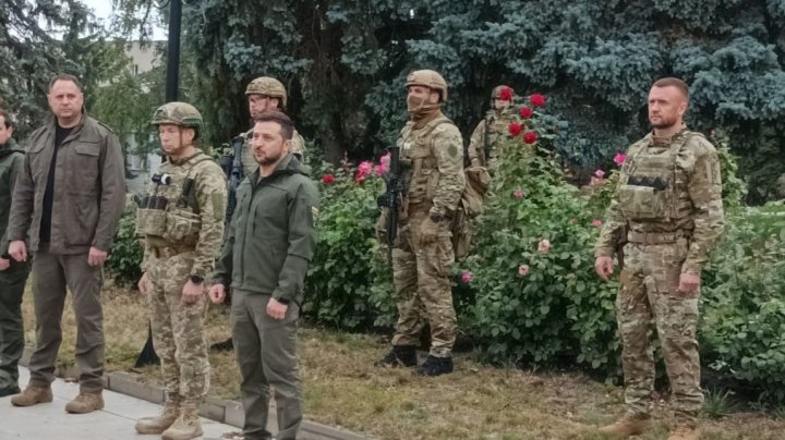 Președintele Ucrainei, Volodimir Zelenski, a vizitat orașul Izium, eliberat de curând de sub ocupația militarilor ruși