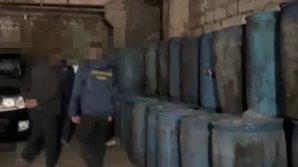 Tone de alcool, ridicate de oamenii legii dintr-un depozit din municipiul Chișinău (VIDEO)