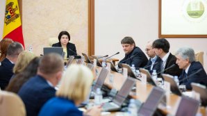 Guvernul economiseşte energie electrică. A desfăşurat şedinţa pe întuneric 