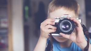 Își exprimă emoțiile prin poze: Povestea unui copil cu sindromul Down din Capitală pasionat de fotografia artistică