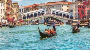 Doi turiști, reținuți la Veneția, după ce au furat o gondolă pentru a se plimba 