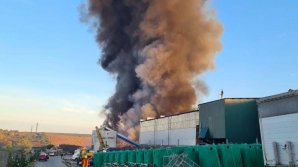 Depozitul, unde s-a produs un incendiu masiv, se află în gestiunea unui agent economic privat. Precizările Primăriei Chișinău