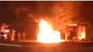 Momentul în care o mașină arde ca o torță în sectotul Botanica al Capitalei (VIDEO)