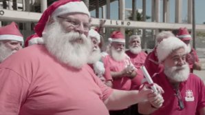 Absolvenții școlii de Moşi Crăciun şi-au sărbătorit finalizarea instruirii pe străzile din Rio de Janeiro 