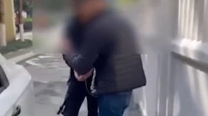 A jefuit patru tinere în plină stradă. Individul riscă ani grei de închisoare, fiind anterior judecat pentru diverse ilegalități (VIDEO)