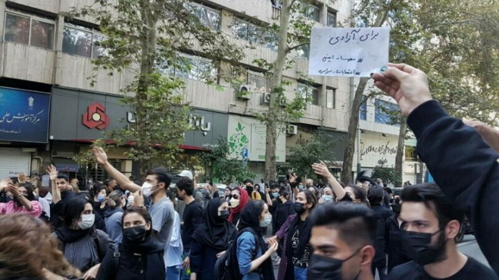 Proteste continuă în Iran după moartea tinerei de 22 de ani: Manifestanții au fost împrăștiați cu focuri de armă