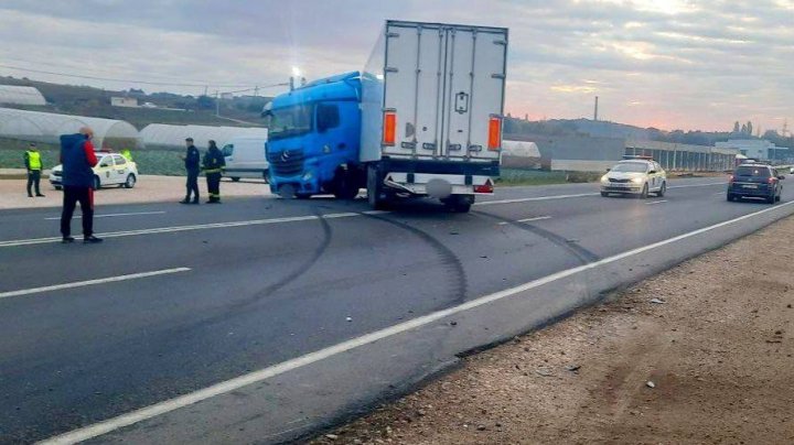 Șoferul a adormit la volan. DETALII despre accidentul rutier produs pe traseul Chișinău - Orhei (FOTO)