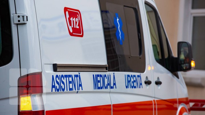 Alertă şi panică într-o localitate din raionul Cimişlia. O femeie și două copile, transportate de urgenţă la spital. Ce s-a întâmplat