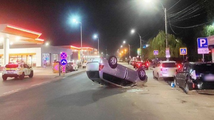 Accident grav în Capitală. În urma impactului, o mașină s-a răsturnat