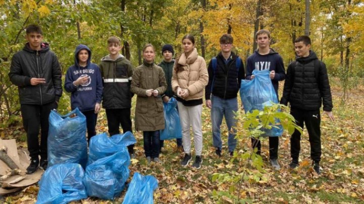 În Capitală a avut loc marea curățenie de toamnă. Au fost colectate 270 tone de deșeuri vegetale