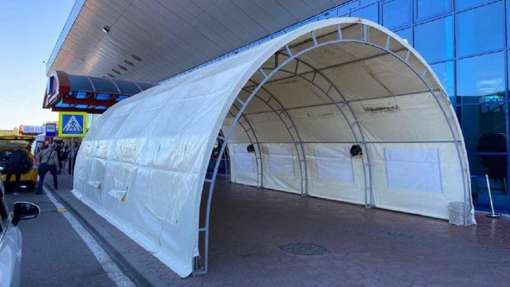 La Aeroportul Internațional Chișinău au fost instalate corturi cu dispozitive de încălzire (FOTO)