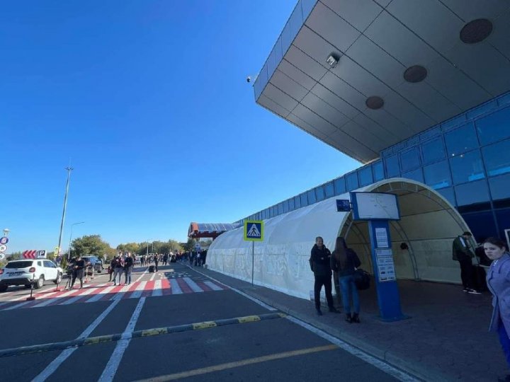 La Aeroportul Internațional Chișinău au fost instalate corturi cu dispozitive de încălzire (FOTO)