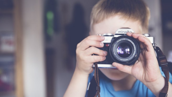 Își exprimă emoțiile prin poze: Povestea unui copil cu sindromul Down din Capitală pasionat de fotografia artistică