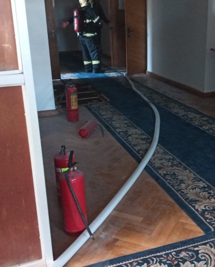 Incendiu în clădirea Guvernului. Un birou de la etajul 3, cuprins de flăcări (FOTO)