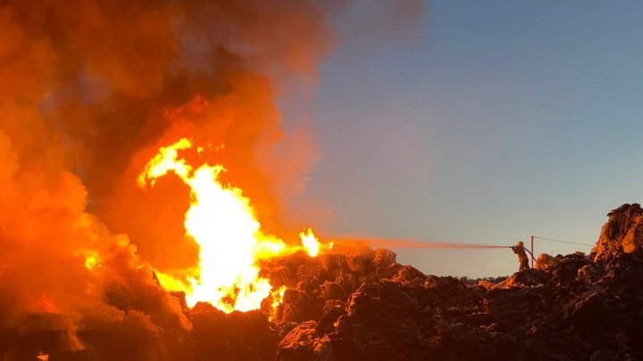 Incendiu puternic la o fabrică de produse cosmetice din Tokyo. Flăcările emană substanțe chimice periculoase