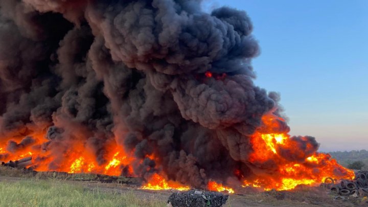 Nor dens de fum de-asupra Capitalei. Un incendiu de proporții a izbucnit la un depozit de reciclare a deșeurilor (FOTO/VIDEO)