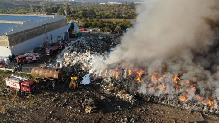 Nor dens de fum de-asupra Capitalei. Un incendiu de proporții a izbucnit la un depozit de reciclare a deșeurilor (FOTO/VIDEO)