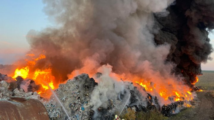 Nor dens de fum de-asupra Capitalei. Un incendiu de proporții a izbucnit la un depozit de reciclare a deșeurilor (FOTO/VIDEO)